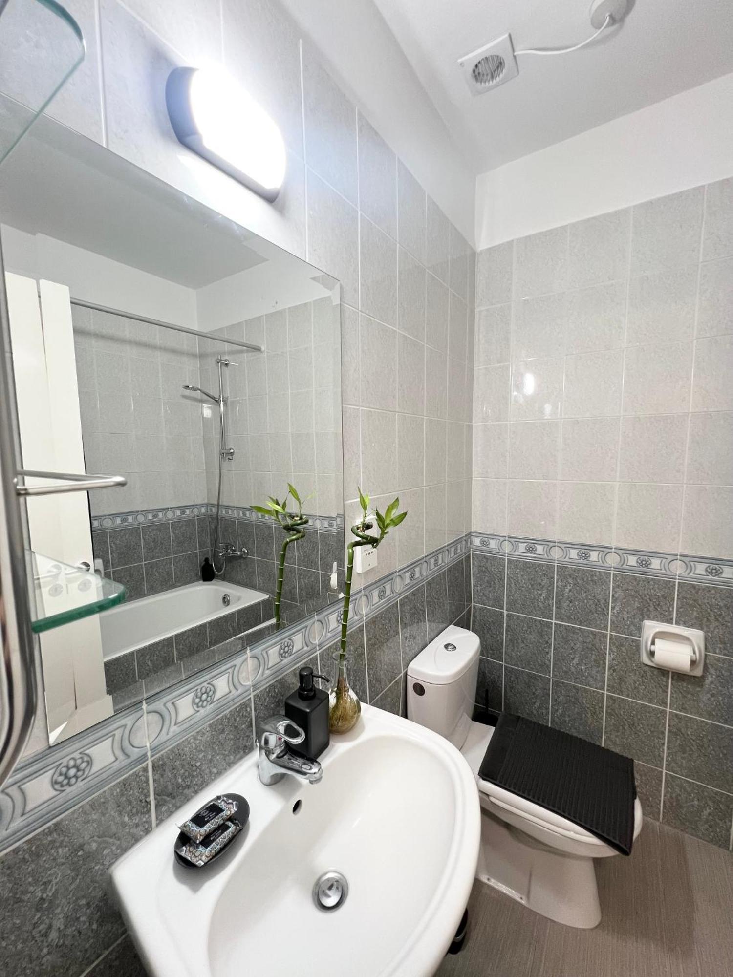 212 Apartment, A 2-Bedroom Escape Paphos Extérieur photo