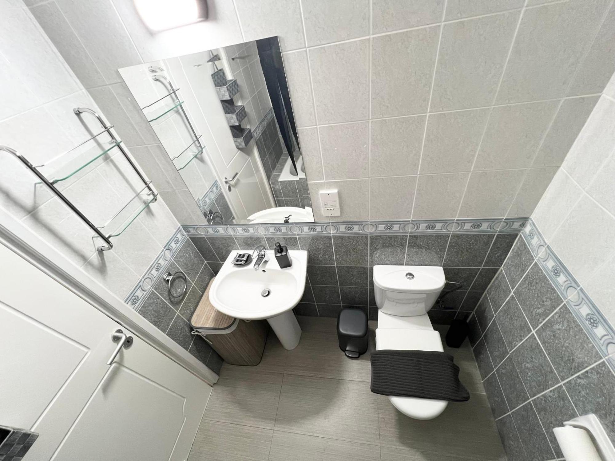 212 Apartment, A 2-Bedroom Escape Paphos Extérieur photo