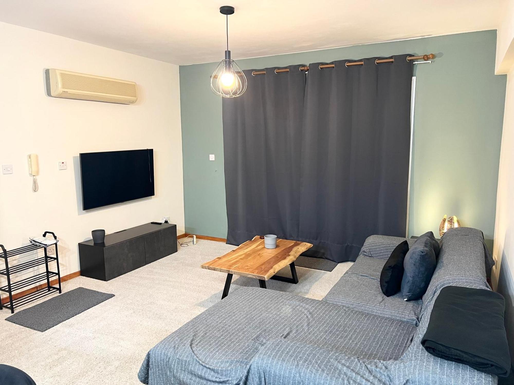 212 Apartment, A 2-Bedroom Escape Paphos Extérieur photo